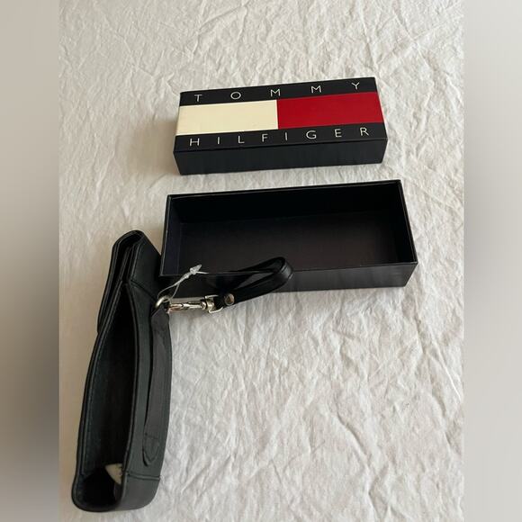 Vintage New Tommy Hilfiger Cell Phone Case Removable Wristlet Box Included - Picture 3 of 6